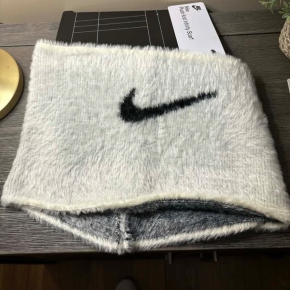 Nike Unisex Plush Knit Infinity Scarf White‎ Swoosh Sporty Winter Athleisure - Picture 2 of 2